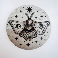 Dřevěný magický podtácek - můra