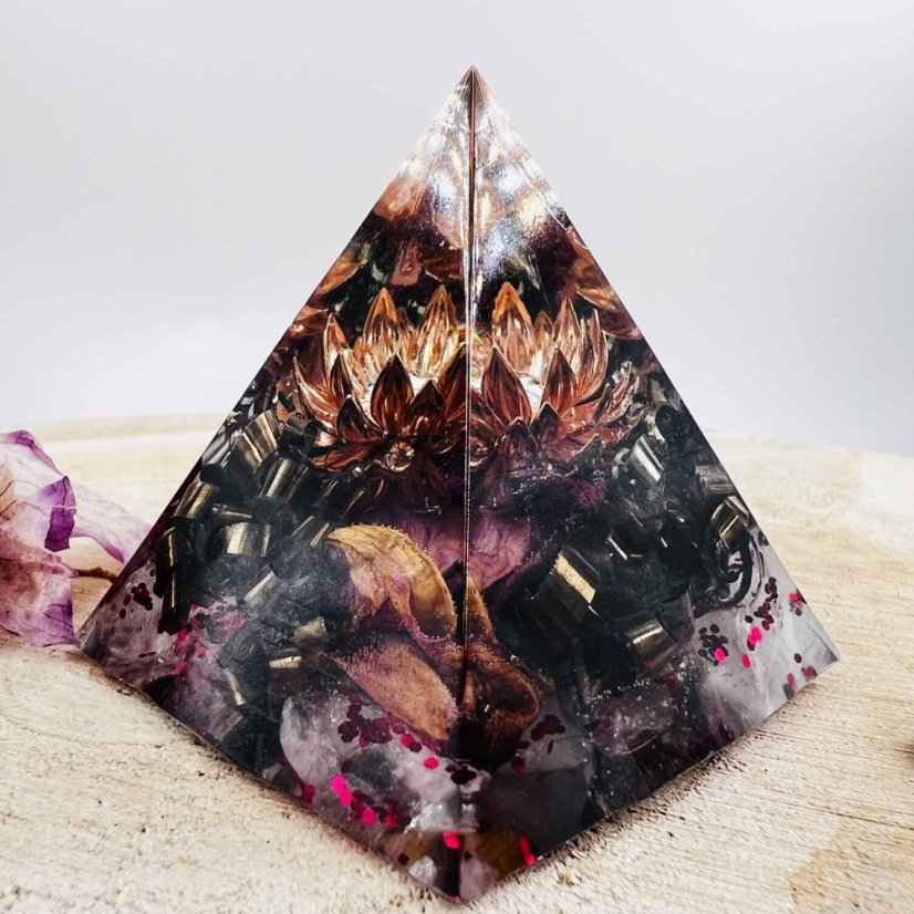 Orgonitová pyramida s lotosem a křišťálem pro klid, lásku a rovnováhu