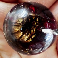 Orgonitový přívěšek s granátem a chryzantémou pro energii, vášeň, sílu Orgonitový přívěšek s granátem a chryzantémou pro energii, vášeň, sílu