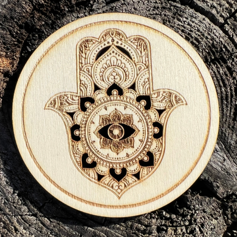 Dřevěný podtácek s rukou Fatimy