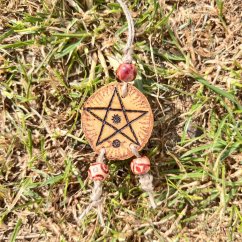 Dřevěný pentagram - ochranný talisman na cesty