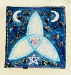 Autorská malba s minerálními kameny - triquetra Autorská malba s minerálními kameny - triquetra