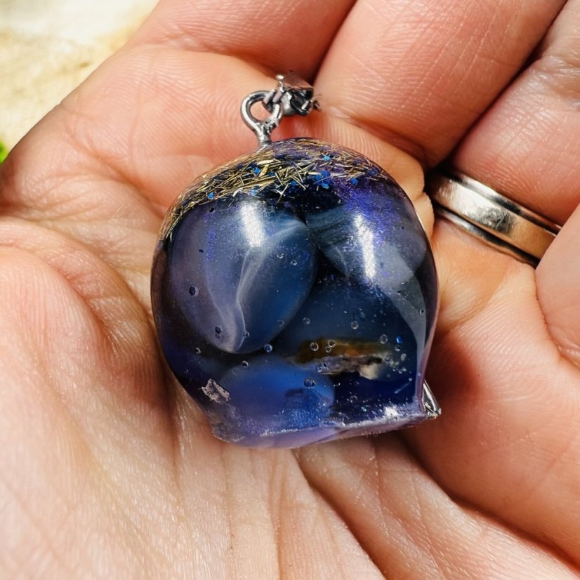 Orgonitová lebka / náhrdelník s modrým achátem - pro klid, rovnováhu a pravdu¨