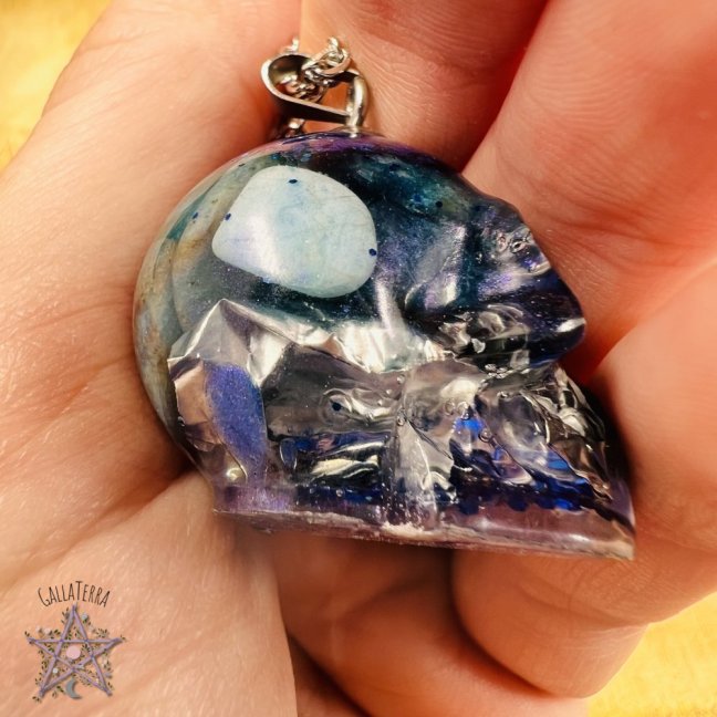 Orgonite skull pendant – for communication and inspiration