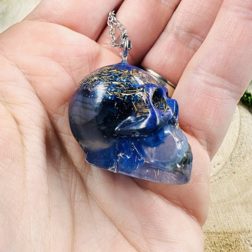 Orgonitová lebka / náhrdelník s modrým achátem - pro klid, rovnováhu a pravdu