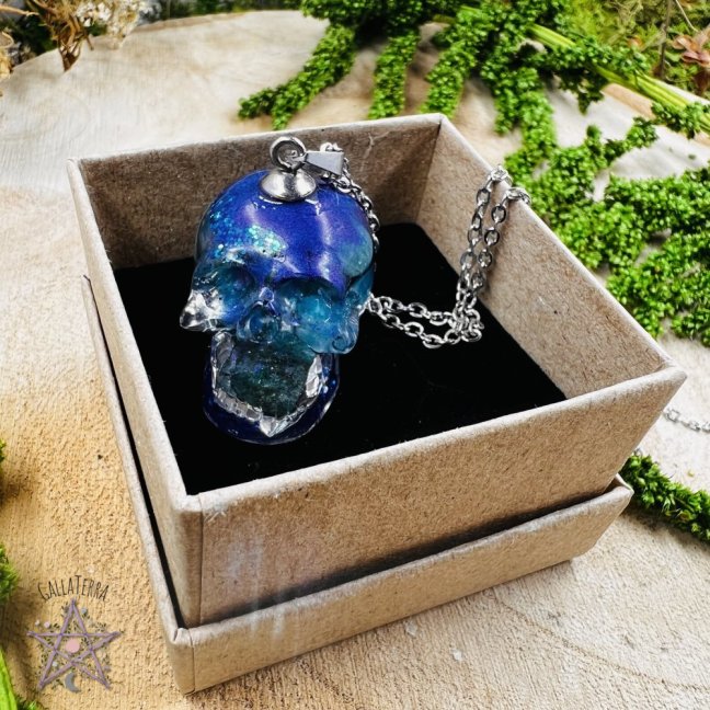 Orgonite skull pendant – for communication and inspiration