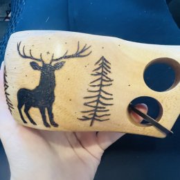 Dřevěná ručně vypalovaná kuksa s motivy lesa