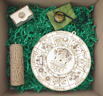 Dárkové balení ruční tvorby - dřevěné kolo roku, včelí svíčka, orgonitový šperk, runová sada