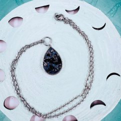 Netradiční orgonitový náhrdelník pro rovnováhu a eleganci