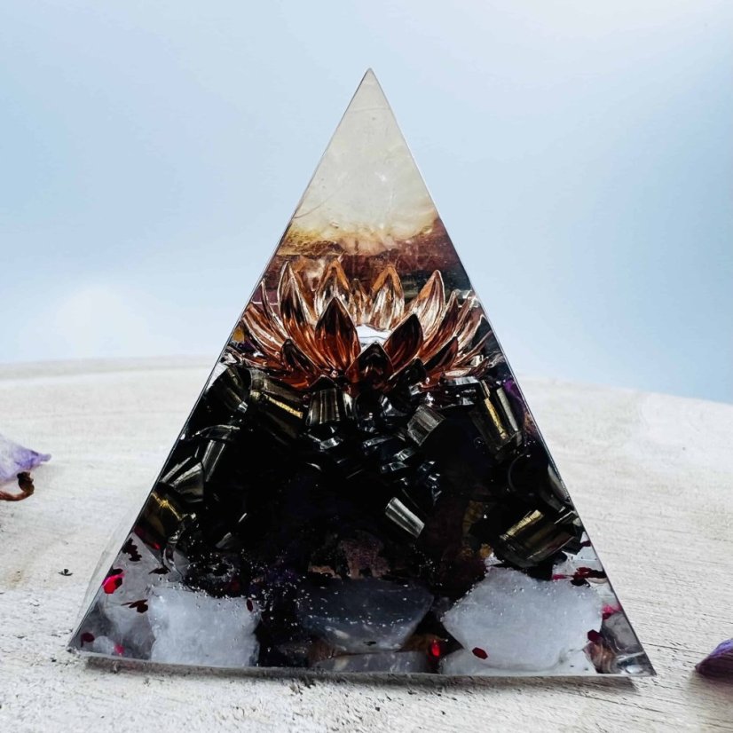 Orgonitová pyramida s lotosem a křišťálem pro klid, lásku a rovnováhu