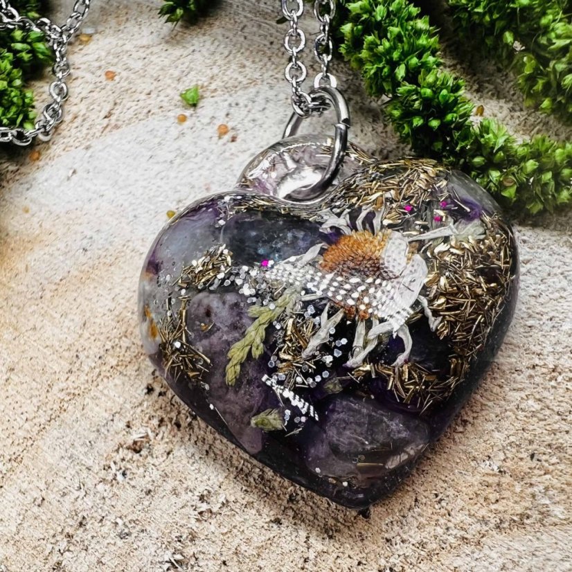 Orgonitové srdce s fluoritem a sedmikráskou - náhrdelník pro lásku, rovnováhu, ochranu