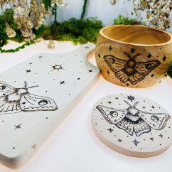 Ručně vypalované kuchyňské předměty s můrou