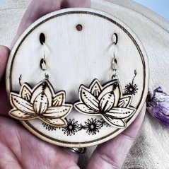 Dřevěná zdobená karta na náušnice - motiv lučních kvítků Dřevěná zdobená karta na náušnice - motiv lučních kvítků