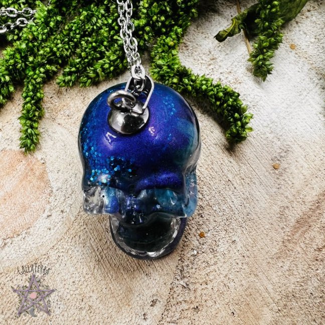 Orgonite skull pendant – for communication and inspiration
