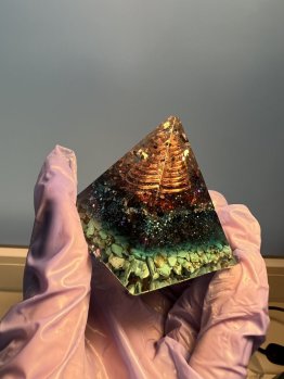 Orgonitová pyramida Orgonitová pyramida
