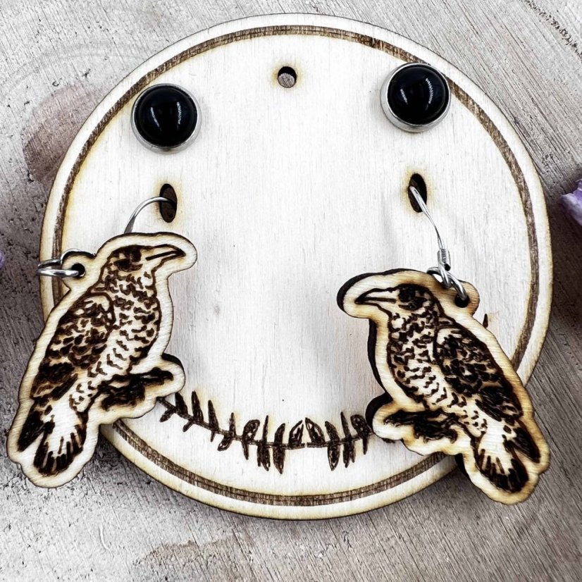 Dřevěná zdobená karta na náušnice - motiv lístků s autorskými náušnicemi