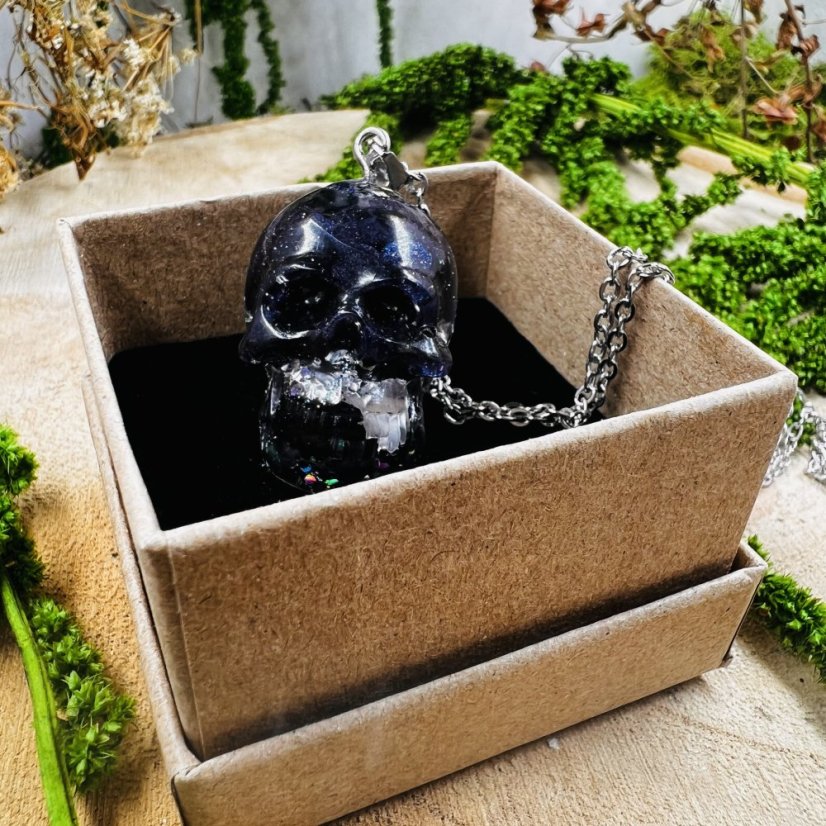 Orgonitová lebka / náhrdelník s modrým pískovcem - pro ambice, víru v sebe, světlo