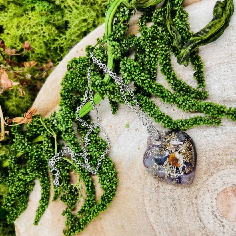 Orgonitové srdce s fluoritem a sedmikráskou - náhrdelník pro lásku, rovnováhu, ochranu