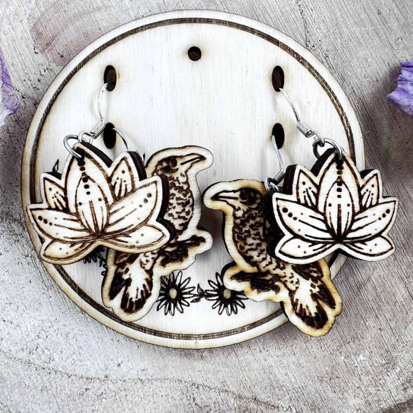 Dřevěná zdobená karta na náušnice - motiv lučních kvítků s autorksými náušnicemi