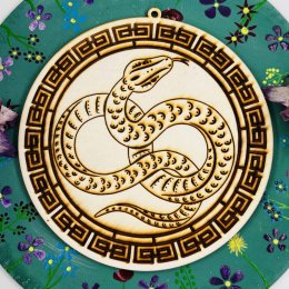 Dřevěná dekorace Had pro proměnu, intuici a životní energii