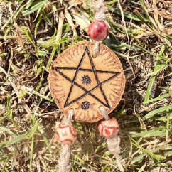 Dřevěný pentagram - ochranný talisman na cesty