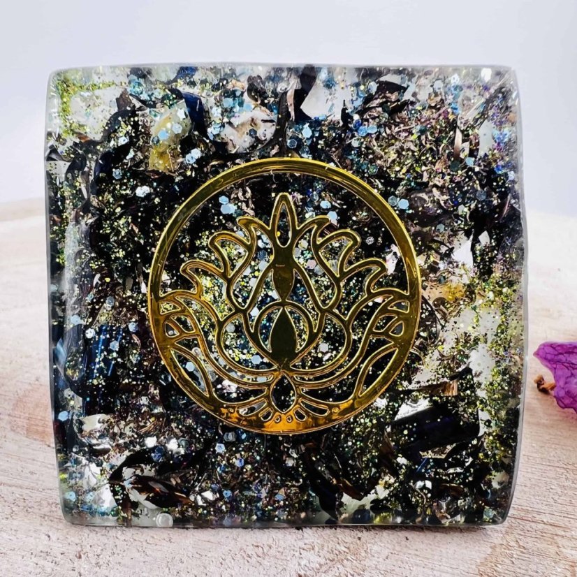 Orgonitová pyramida s křišťálem aqua aura a amazonitem pro čištění prostoru, radost, pozitivní myšlení