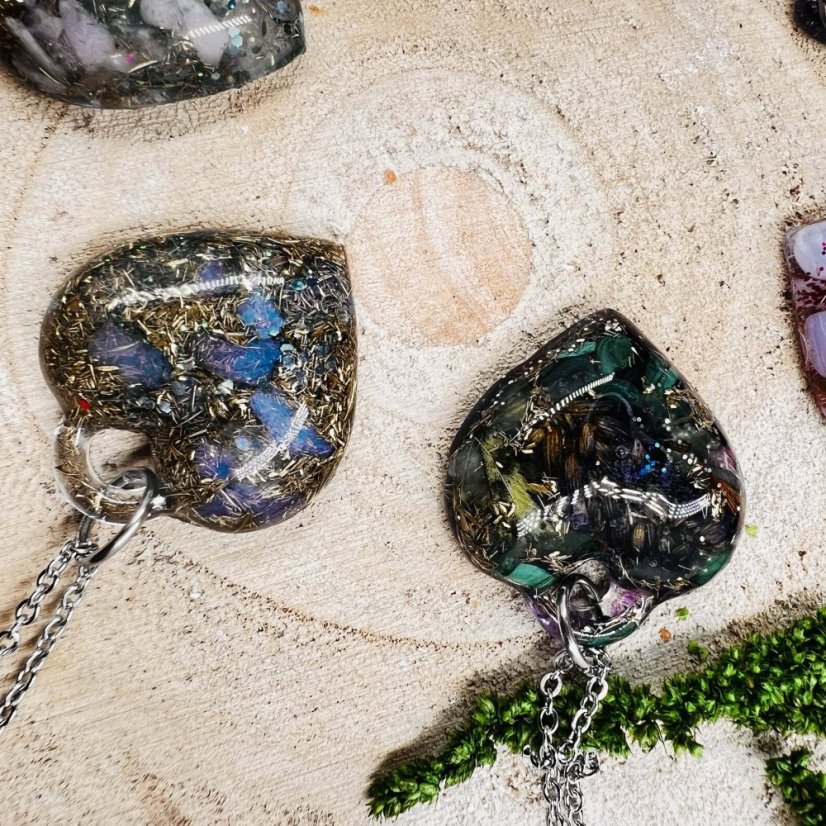 Orgonitové srdce s opály - náhrdelník pro lásku, intuici a kreativitu