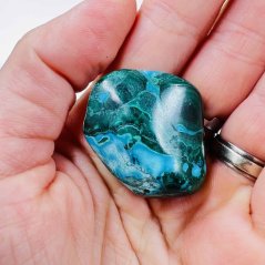 Serpentinit s malachitem – ochrana, proměna a vnitřní rovnováha