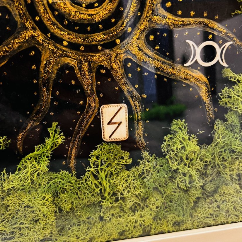 Mechový obraz s magickými symboly - Sluneční spirála