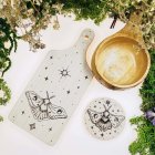 Ručně vypalované kuchyňské předměty s můrou