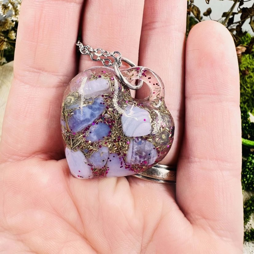 Orgonitové srdce s modrým chalcedonem - náhrdelník pro lásku, laskavost, jemnou komunikaci