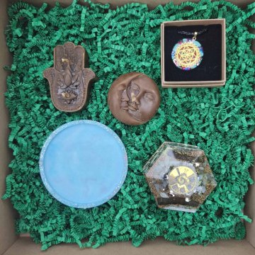 Dárkové balení ruční tvorby - včelí svíčka ruka Fatimy, včelí svíčka Jin Jang, orgonitová krabička, orgonitový šperk, podložka pod svíčku