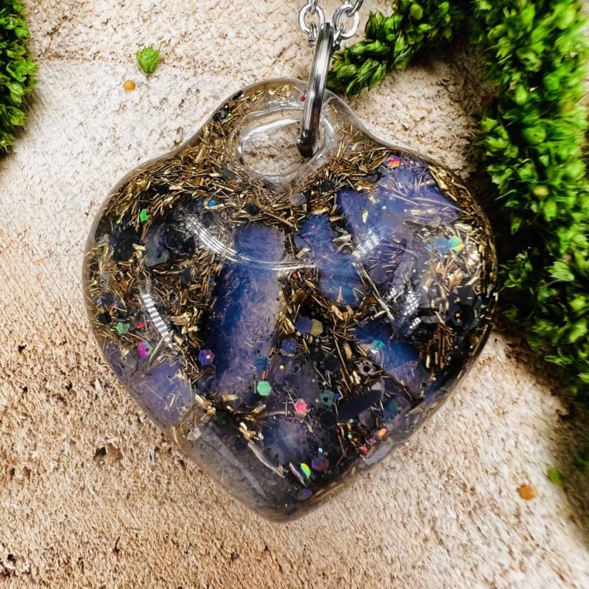 Orgonitové srdce s opály - náhrdelník pro lásku, intuici a kreativitu