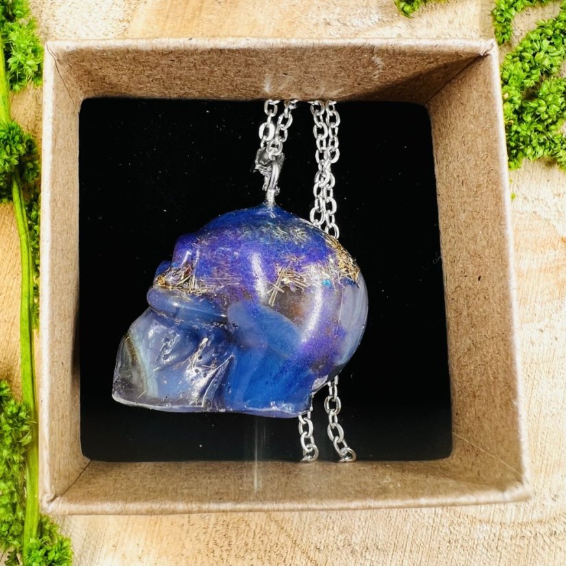 Orgonitová lebka / přívěšek s modrým apatitem - pro komunikaci, inspiraci a jasnost