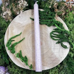 Přírodní rituální svíce dlouhá - něžně fialová - zklidnění, intuice, transformace