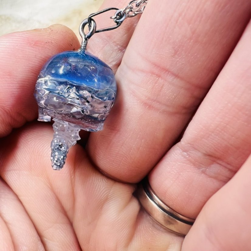 Orgonitová medúza / náhrdelník s opály - pro kreativitu, jemnost, intuici