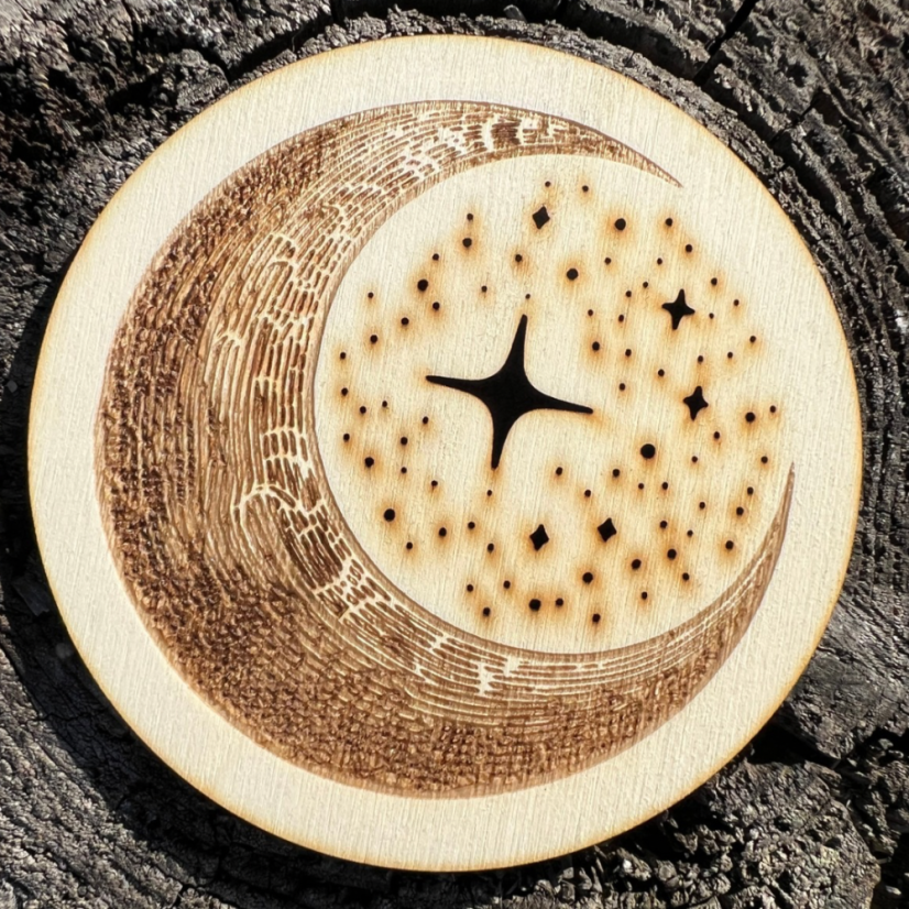 Dřevěný podtácek s půlměsícem a hvězdou