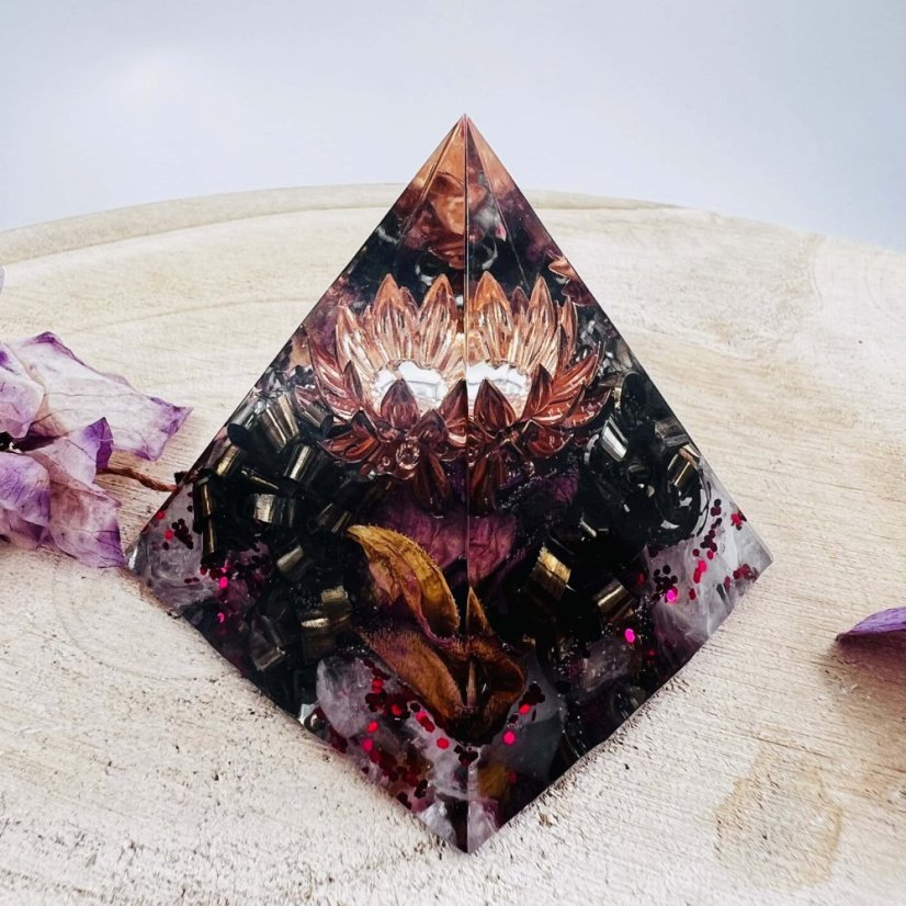 Orgonitová pyramida s lotosem a křišťálem pro klid, lásku a rovnováhu