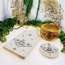 Ručně vypalované kuchyňské předměty s můrou