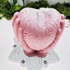 Přírodní svíce - srdce v dlaních - tmavě růžová Přírodní svíce - srdce v dlaních - tmavě růžová