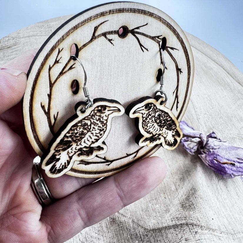 Dřevěná zdobená karta na náušnice - motiv větviček