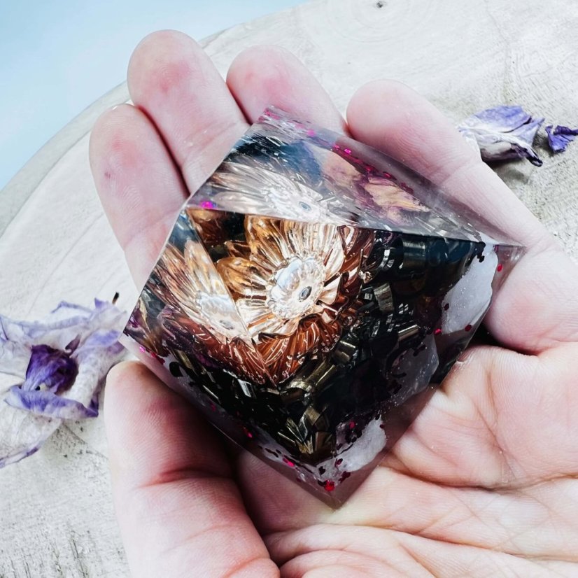 Orgonitová pyramida s lotosem a křišťálem pro klid, lásku a rovnováhu