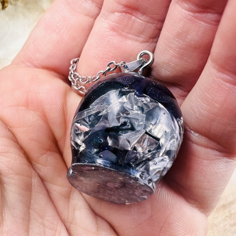 Orgonitová lebka / náhrdelník s modrým pískovcem - pro ambice, víru v sebe, světlo