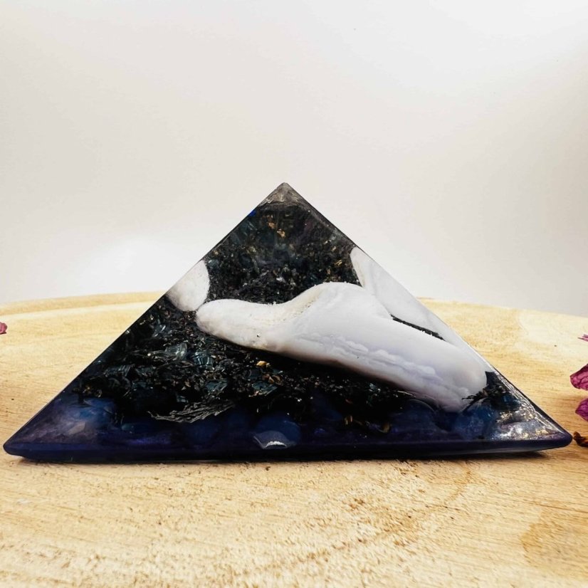 Orgonitový jehlan s chalcedonem a opálem - pro vnitřní rovnováhu a radost