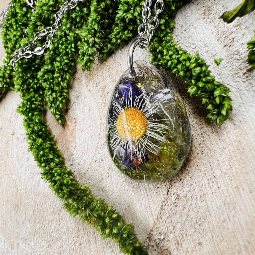Orgonite necklace - peridot, daisy - renewal, growth