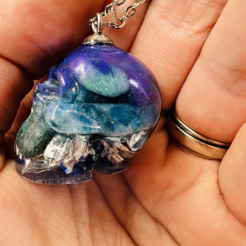 Orgonitová lebka / přívěšek s modrým apatitem - pro komunikaci, inspiraci a jasnost