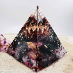 Orgonitová pyramida s lotosem a křišťálem pro klid, lásku a rovnováhu Orgonitová pyramida s lotosem a křišťálem pro klid, lásku a rovnováhu