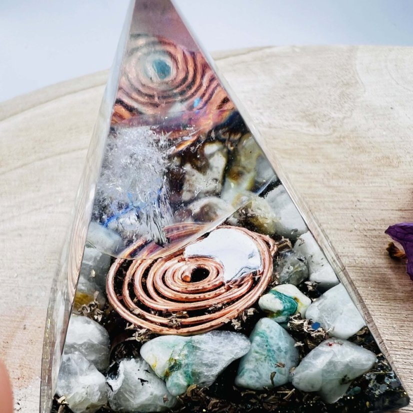 Orgonitová pyramida s křišťálem aqua aura a amazonitem pro čištění prostoru, radost, pozitivní myšlení