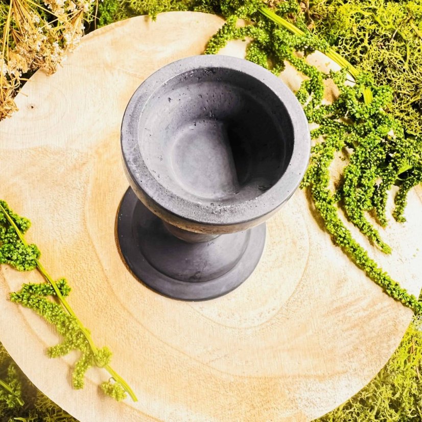 Vysoký svícen – černý - elegance, originalita a všestrannost