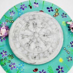 Runic mat with Vegvisir